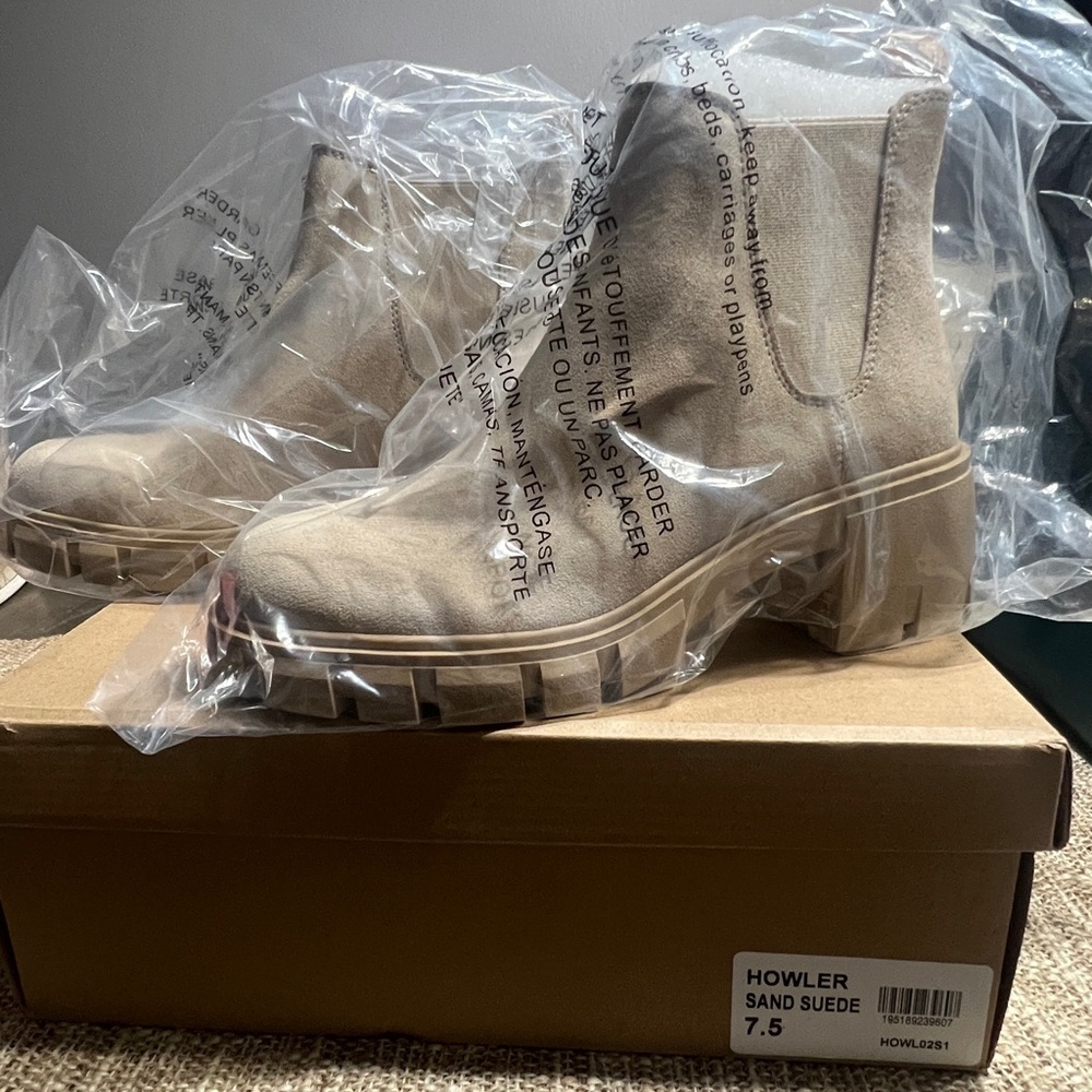 Steve Madden Howler Sand Suede Boots